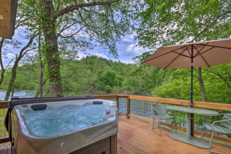 Farmhouse Cabin with river view and hot tub